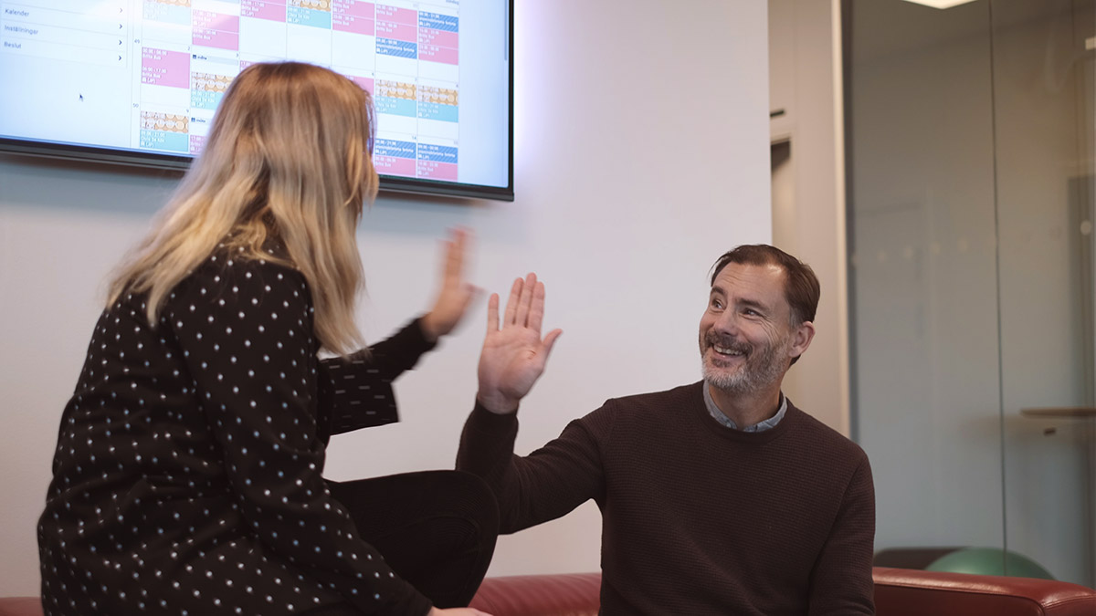 Emma Sellin kundsupport och Pelle Fridman affärsområdeschef assistans på Allevi.